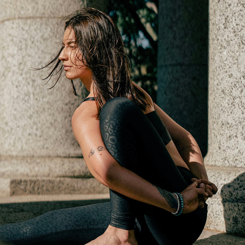 kvinna i sittande yogapose