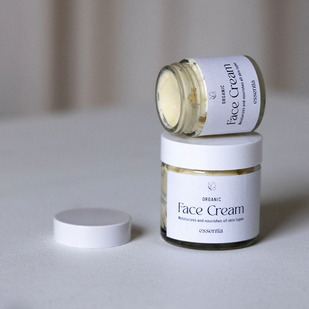 2 glasburkar staplade på varandra med kräm i