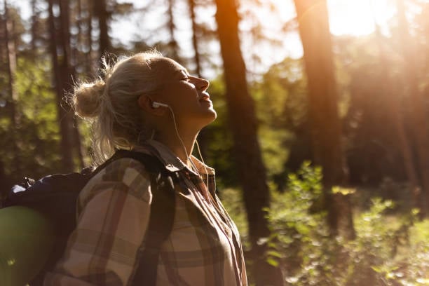 Kvinna i naturen som symboliserar hormonell balans och kroppens naturliga rytm