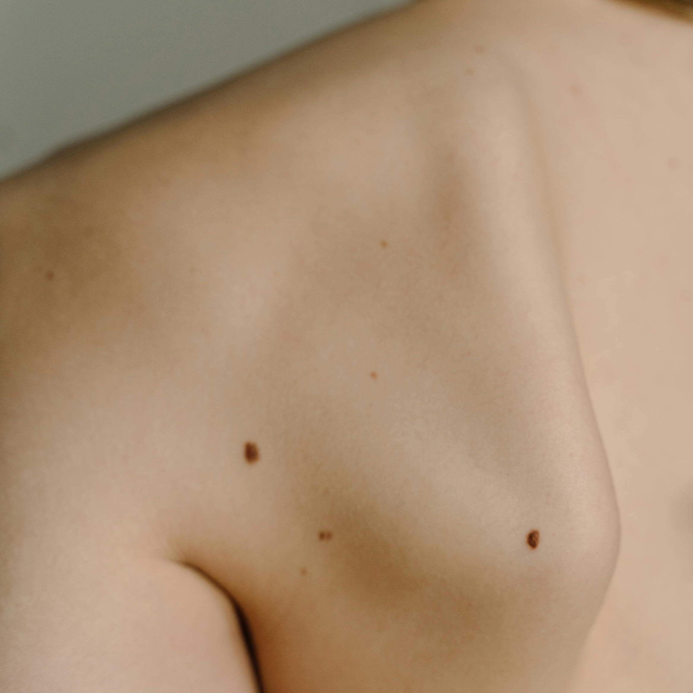 kvinnlig naken skuldra